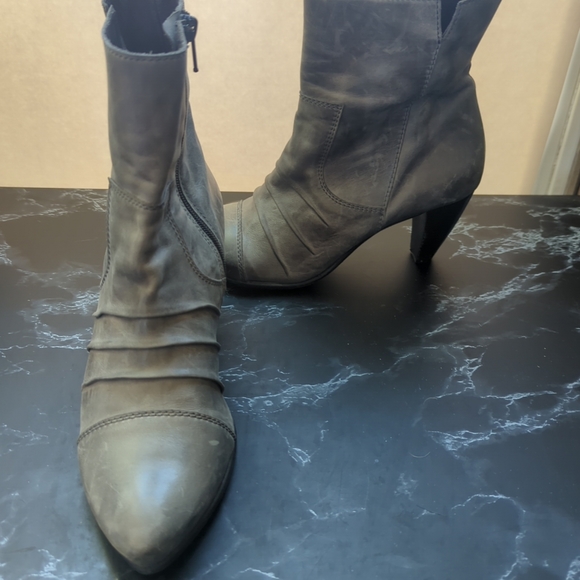 FIDJI Womens Gray Soft Leather Ruched Zip Ankle Bootie Boot 40 US 9.5 Bootie - Picture 1 of 10